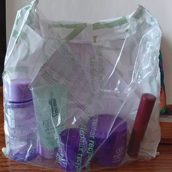 New Clinique Cosmetic bag with 5 travel sized items - Picture 2 of 2